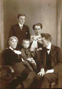 rodzina Skarbińskich Lwów ok. 1914 r siedzą Leokadia, Zdzisław, Edmund Skarbińscy stoi Władysław i Anna Skarbińska