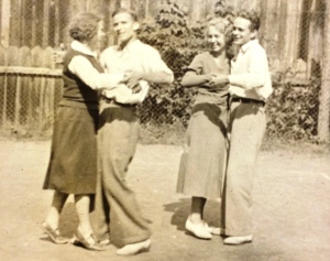 Stefan 'Funek' Legeżyński z prawej, Włodek Bielecki z lewej, Brzuchowice lata 30-te
