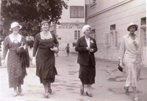 Jadwiga z Szydłowskich Legeżyńska 3-cia od lewej, z prawej Zofia z Zakrzewskich Prochownik