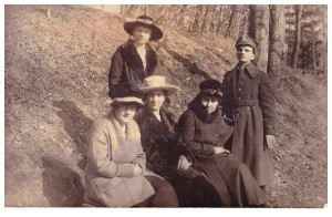 od lewej Maria Szydłowska Hilczerowa, Władysława Krzewska Domiszewska stoi, pani Voise siostra Krzewskiej, Jadwiga Szydłowska Legeżyńska, pan Voise w mundurze ok 1919